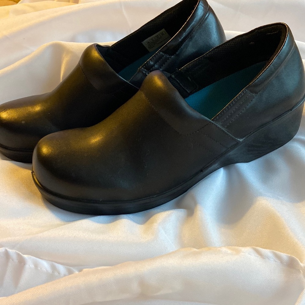 Dr Scholl’s Dynamo black work shoes.